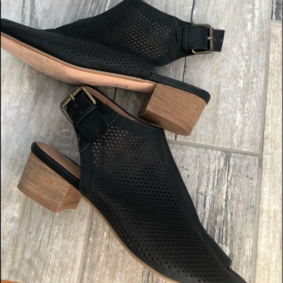 RESTRICTED … black sandals - Picture 2 of 16